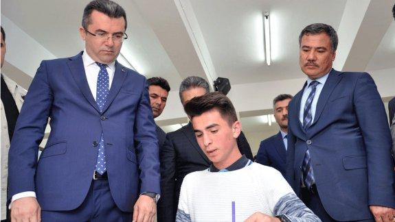 Vali Okay Memiş Ali Fuat Kadireyoğlu Anadolu Lisesini Ziyaret Etti