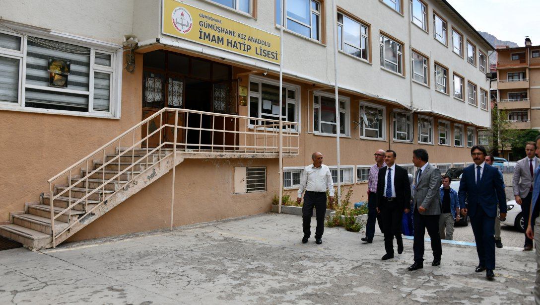 Valimiz Sayın Kamuran TAŞBİLEK Gümüşhane merkezde bulunan okulları inceleyerek İl Milli Eğitim Müdürü ve Okul Müdürlerinden brifing aldı.