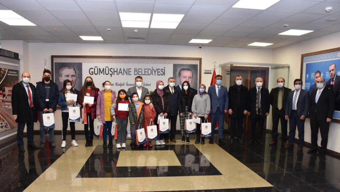 İstiklal Marşı Konulu Resim, Şiir ve Kompozisyon Yarışmasında Dereceye Giren Öğrencilerin Ödülleri Verildi
